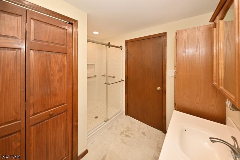 Beautiful Primary Bath/Walk-in