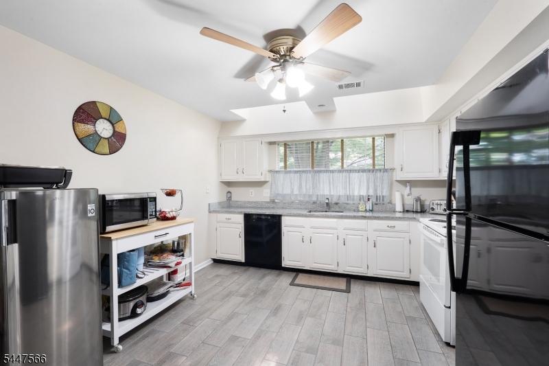 Huge Eat-in Kitchen