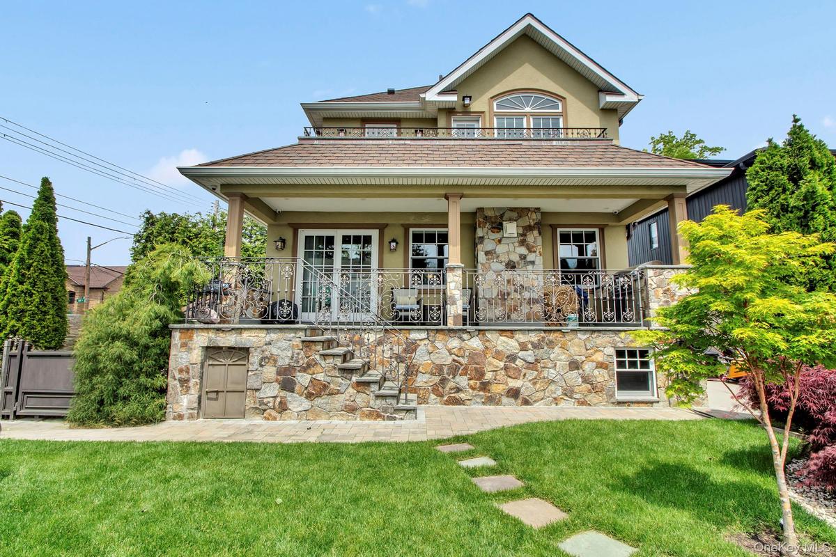 Private landscaped yard