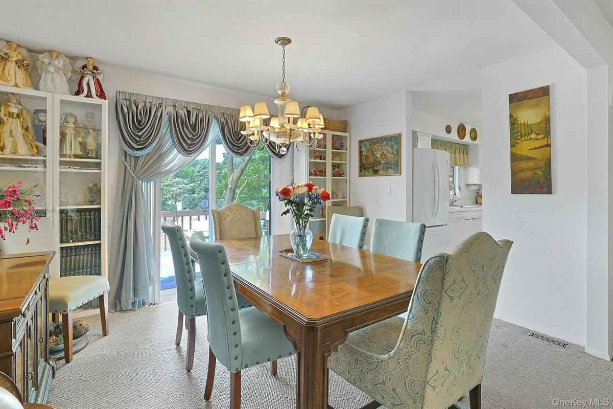 The layout of this townhouse offers great circular motion. There is easy access to both Living room, Dining room and Kitchen, creating an open floor p