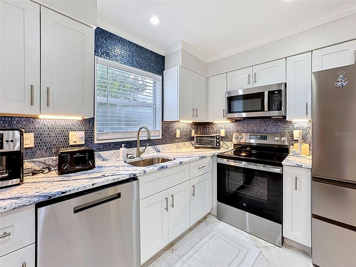 New Kitchen w/ Upgraded Granite