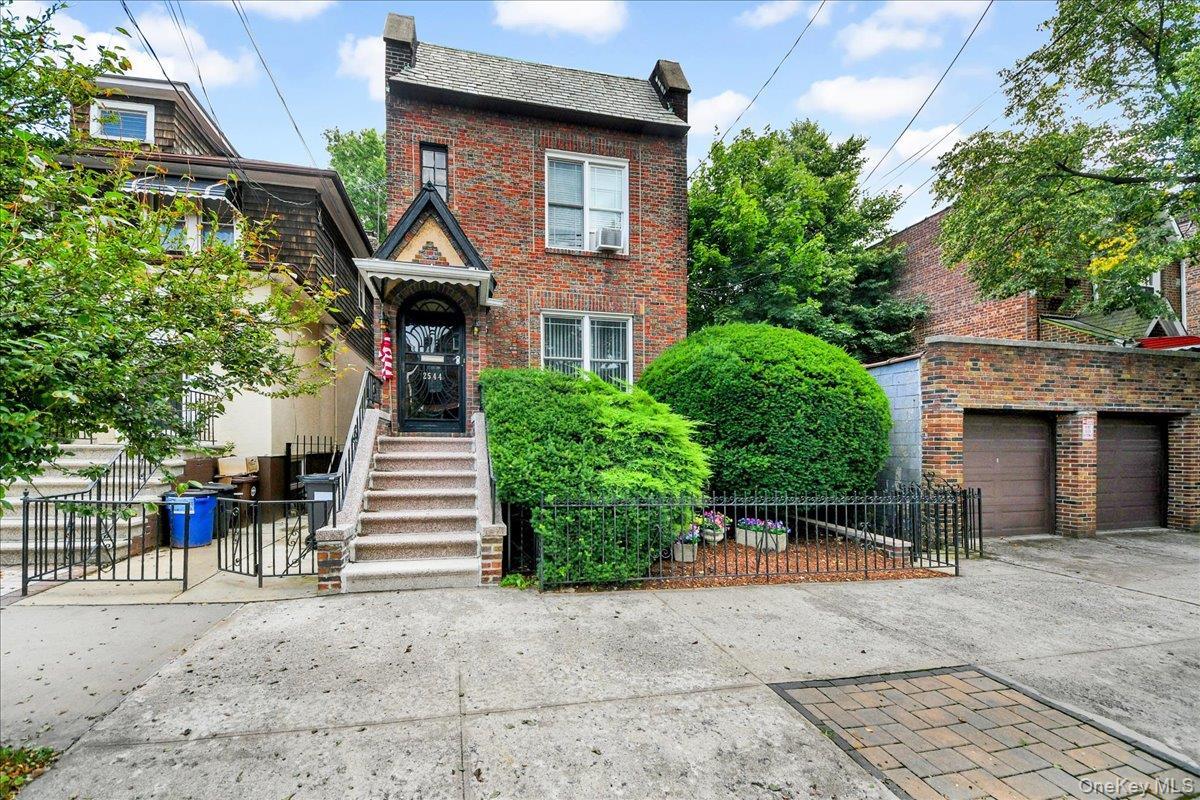 WELCOME to 2544 Lurting ave.