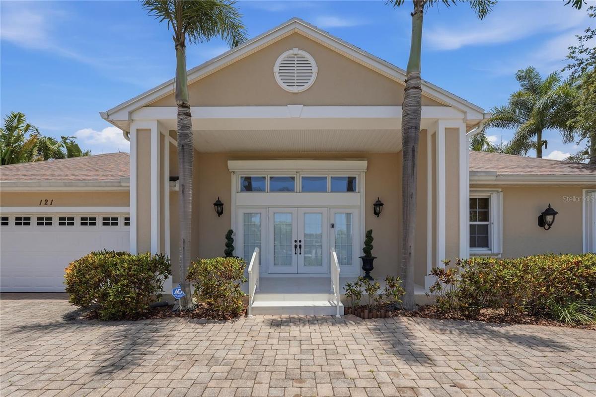 BEAUTIFUL ENTRANCE WITH NEW ENTRANCE TILE AND RAILING