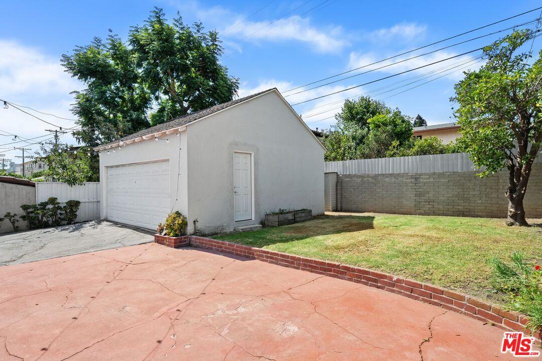 Detached Garage