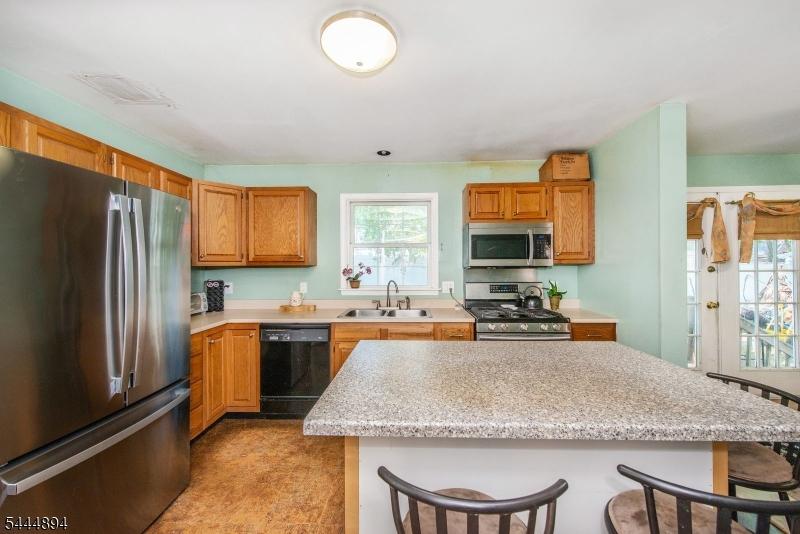 Kitchen w/center island
