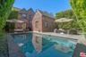 Privacy Hedge Surrounds the Ho