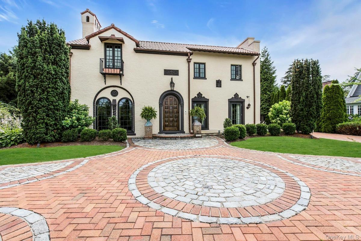 Stunning Spanish Style home on on The Cascade Lakes