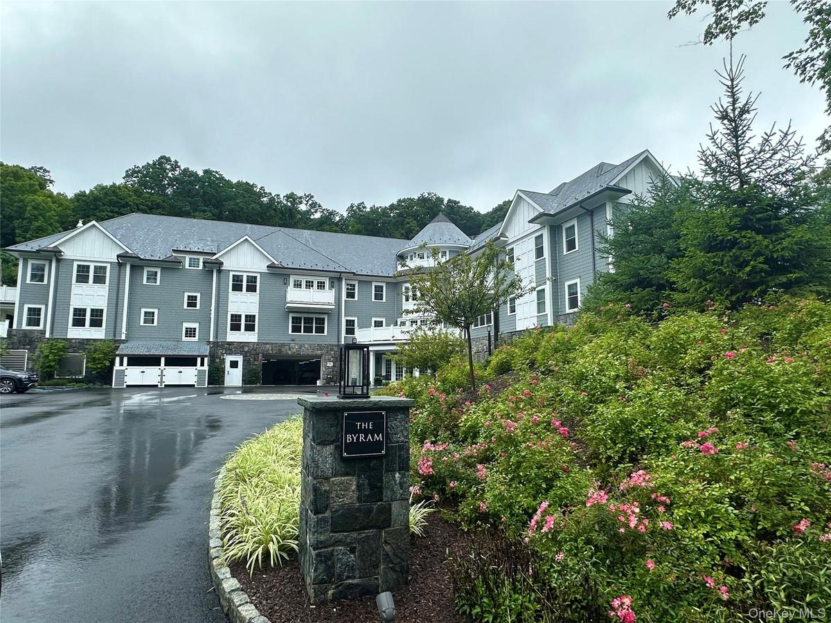 WALKING DISTANCE TO BOUTIQUE SHOPS, RESTAURANTS AND ALL THTAT DOWNTOWN HAS TO OFFER