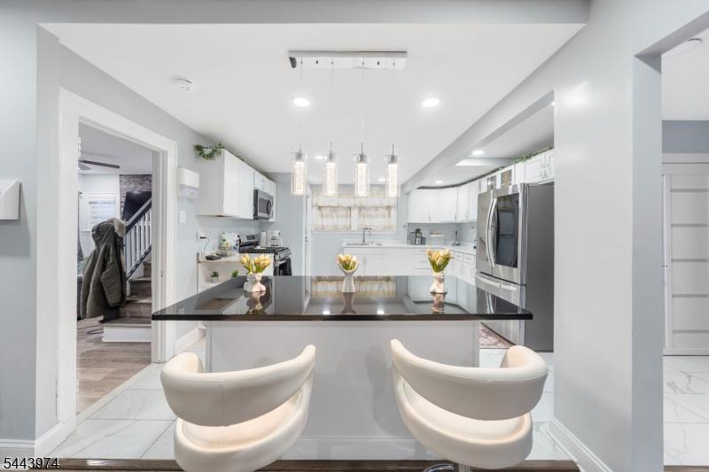 Kitchen breakfast bar