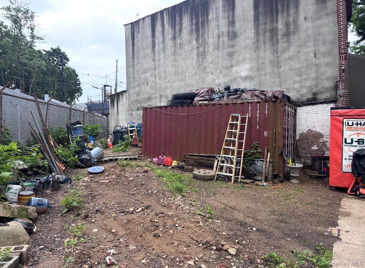 View of yard with an outdoor structure