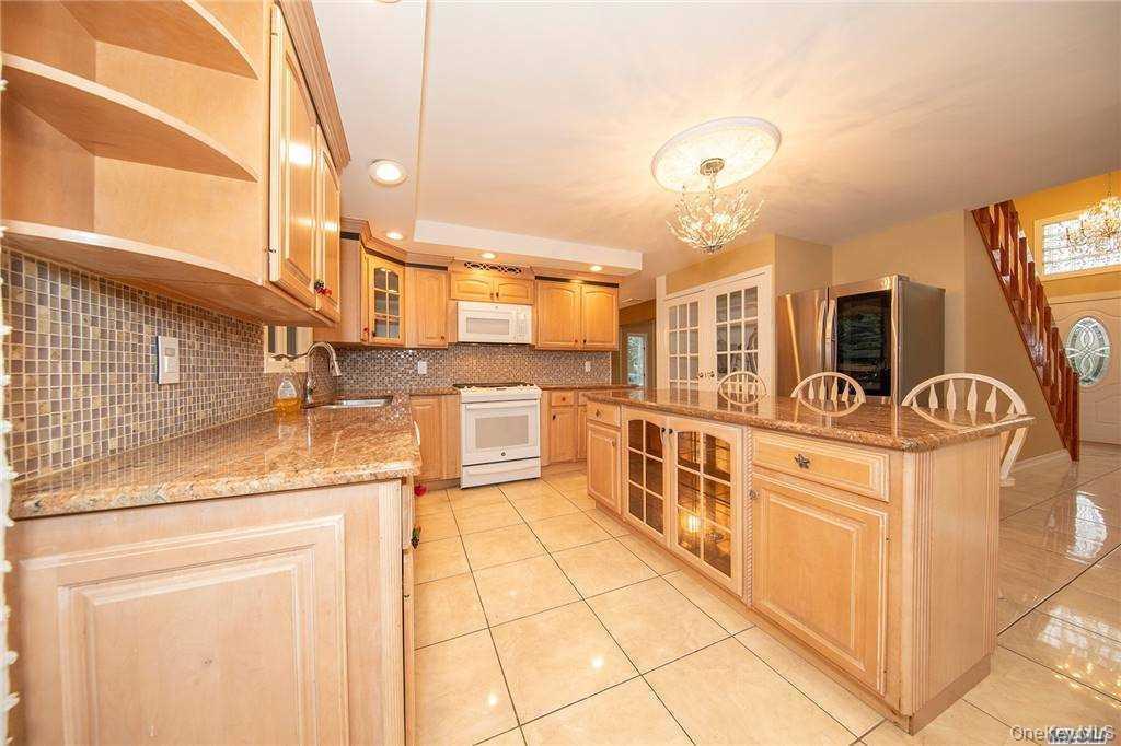 Beautiful kitchen cabinets, large center island, granite counter tops.