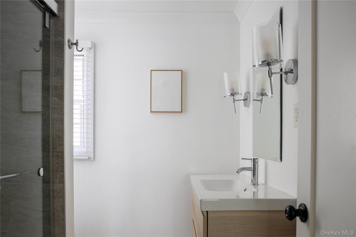 Newly refurbished ensuite bath with shower