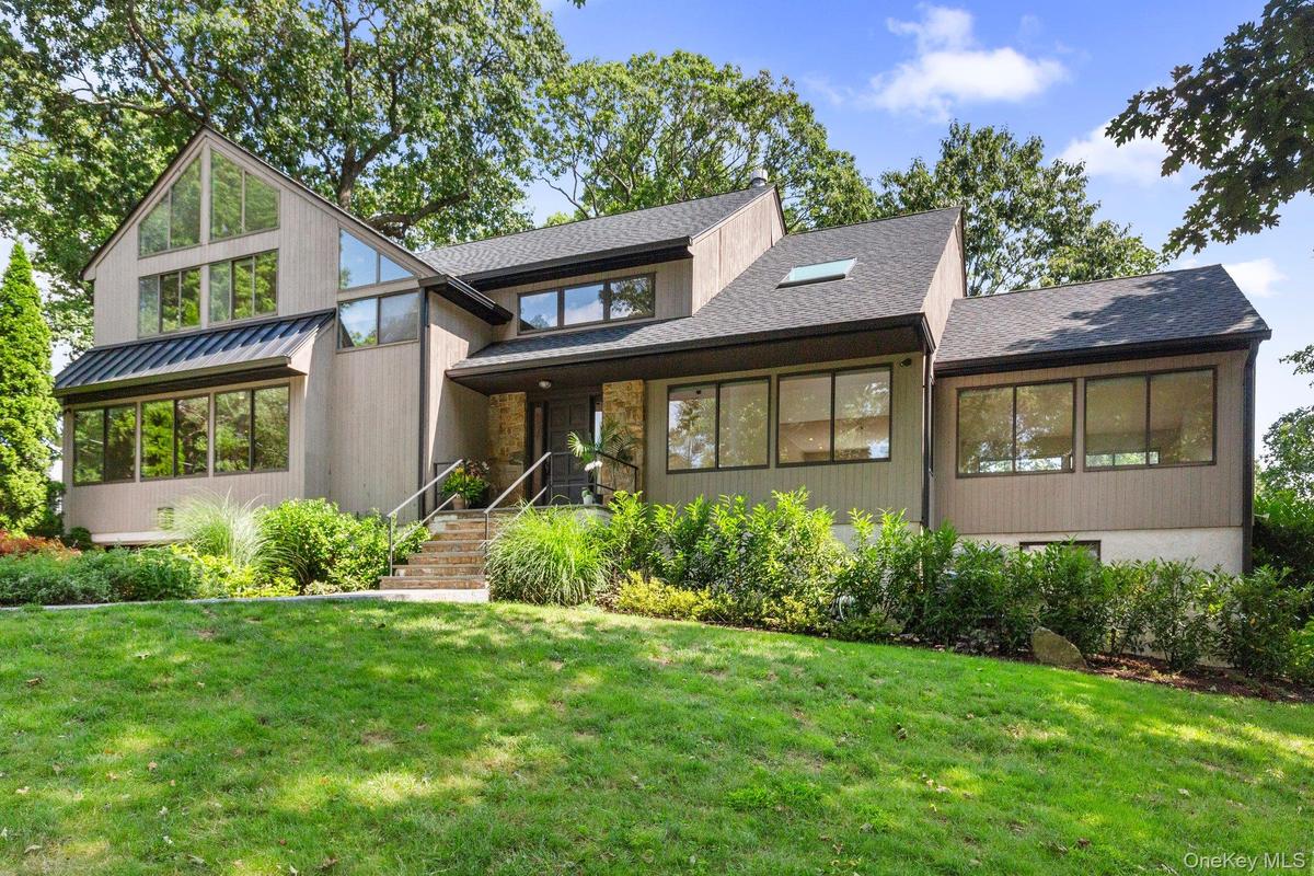 View of front of property featuring a front yard