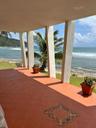 Balcón techado frente a la playa / Covered balcony facing the beach