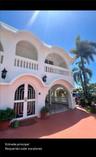 Patio de entrada con arcos / Entrance courtyard with arches