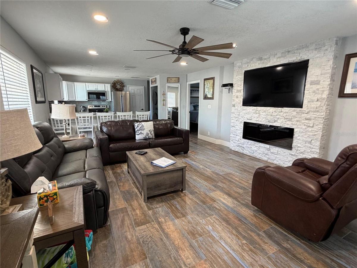 Livingroom/Kitchen Open Floor Plan