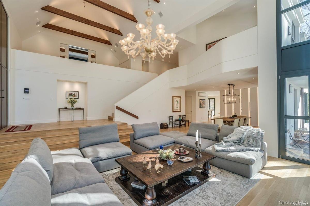 30 ft Vaulted Ceilings in Living Rm