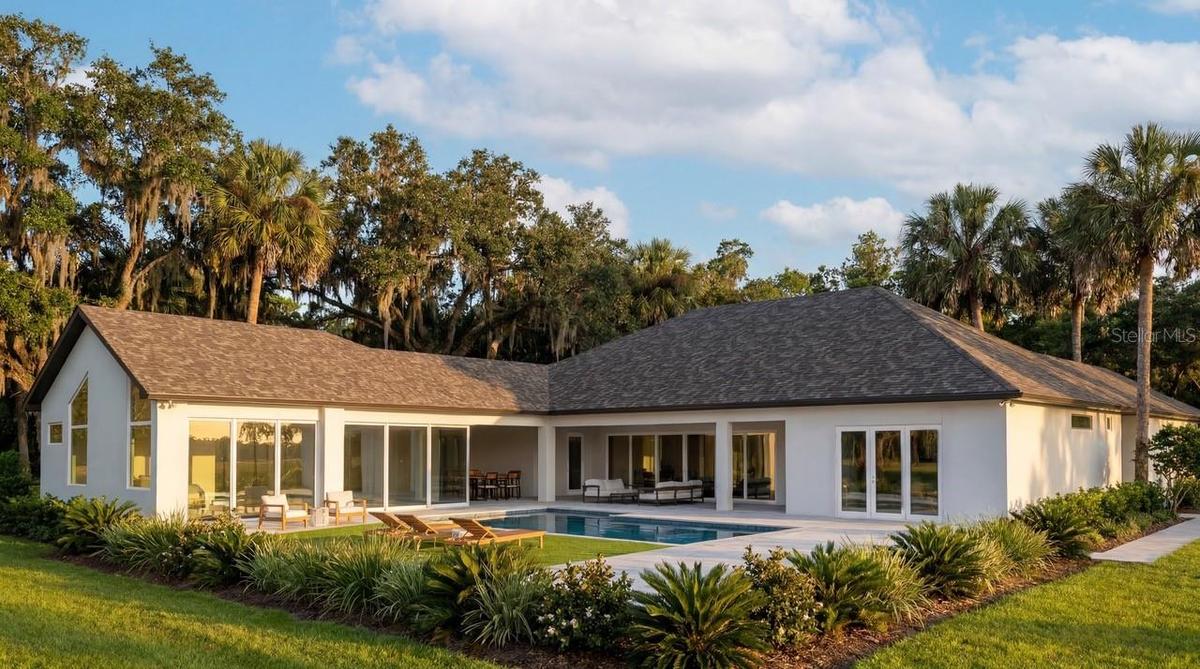 Expansive outdoor area that encompasses the best of indoor / outdoor living Florida can offer
