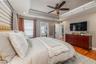 Primary bedroom w/private bath