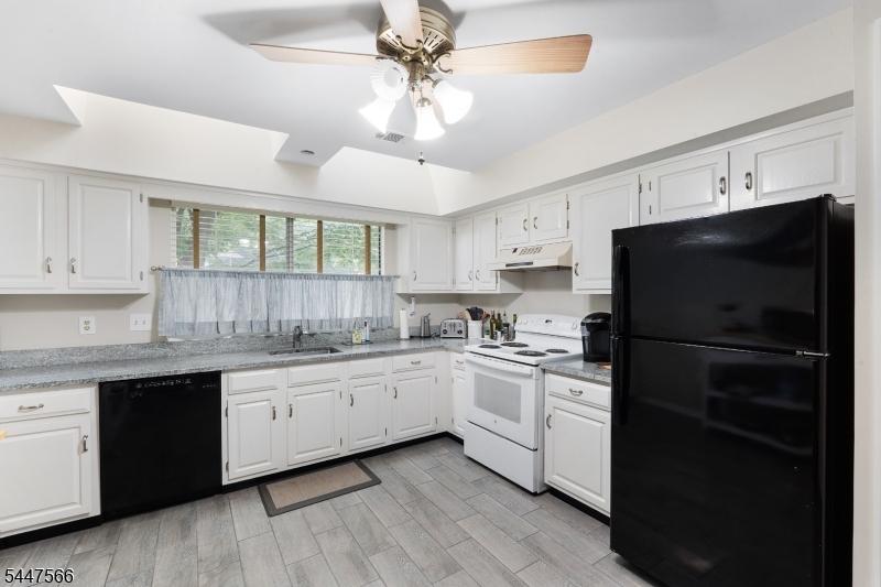 Eat-in Kitchen