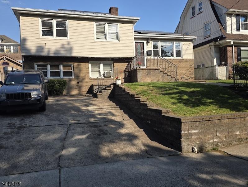 HOUSE FRONT DRIVEWAY