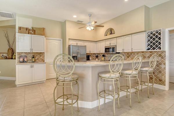 KITCHEN WITH BREAKFAST BAR