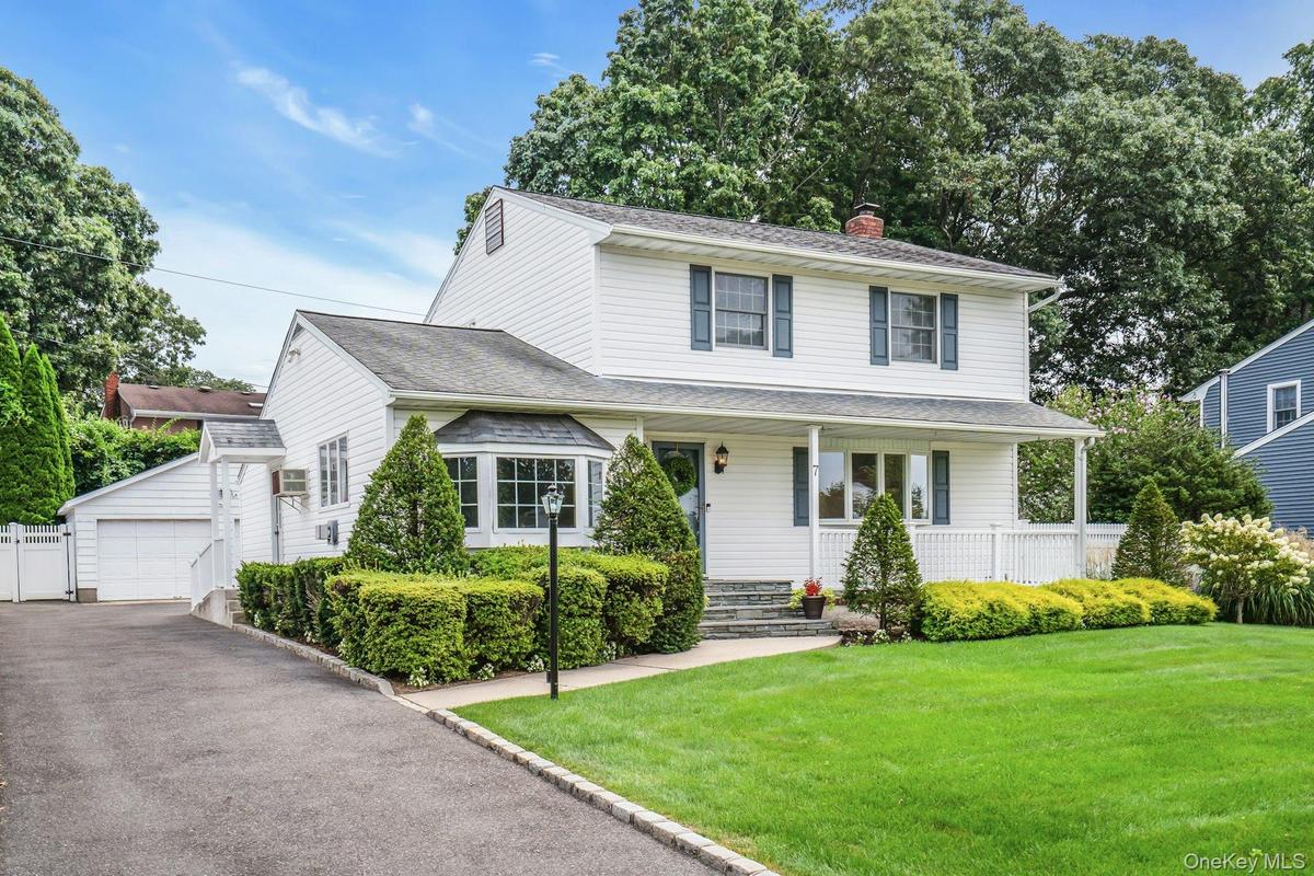 Detached 2 Car Garage.