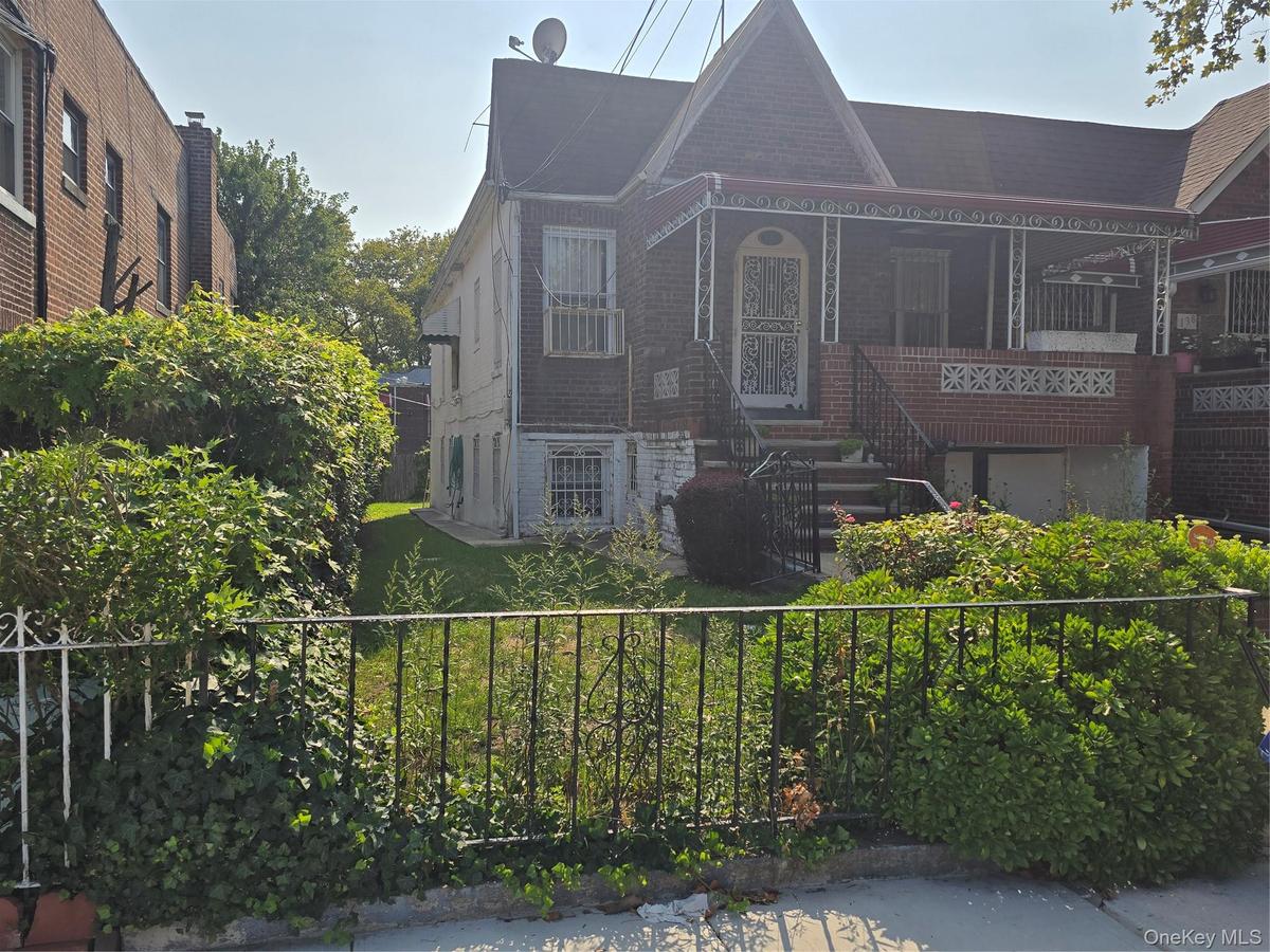 View of front of house featuring a porch