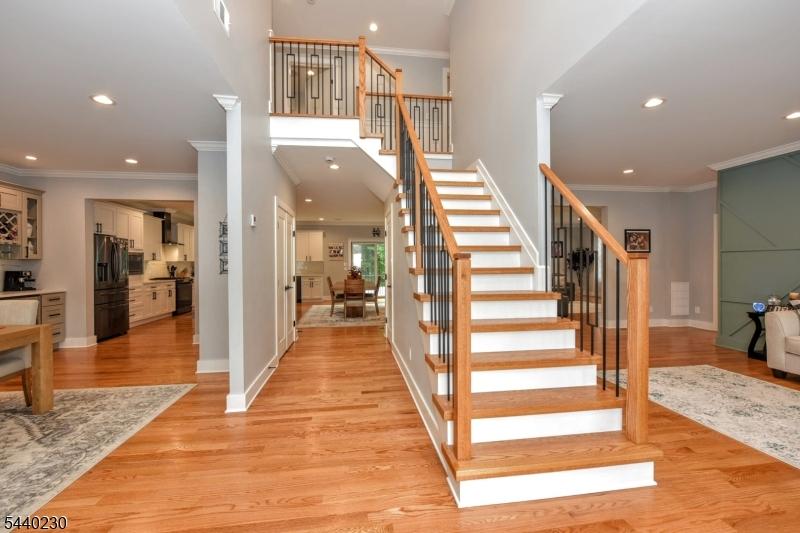 2 sty foyer