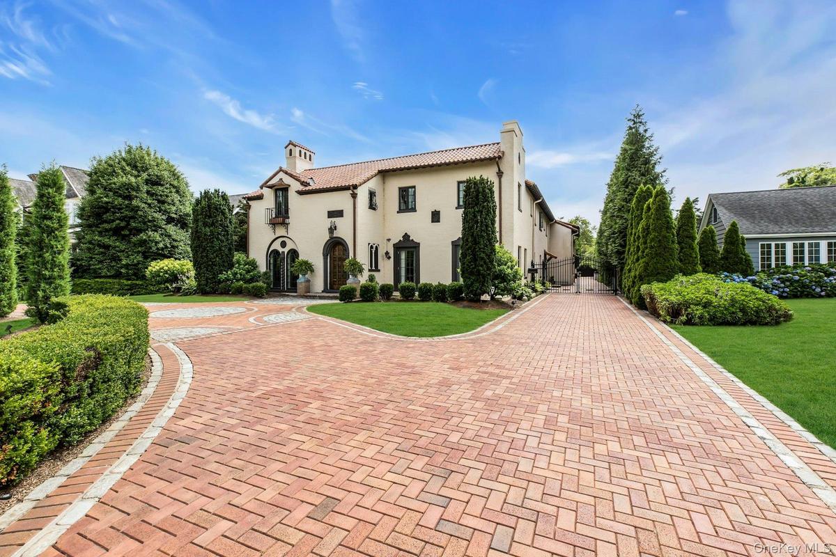 Stunning Spanish Style home on on The Cascade Lakes