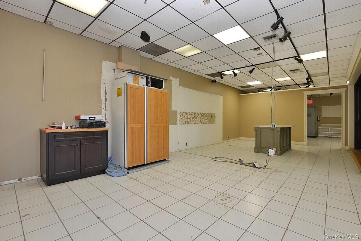 Empty room featuring a drop ceiling