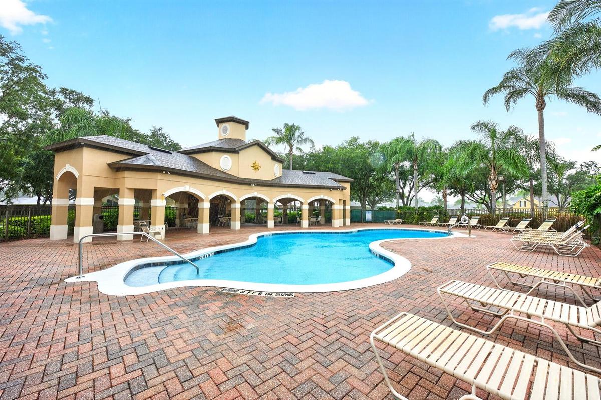 Nona Crest Resort Style Community Pool