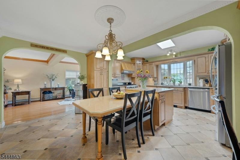 THIS KITCHEN!!
