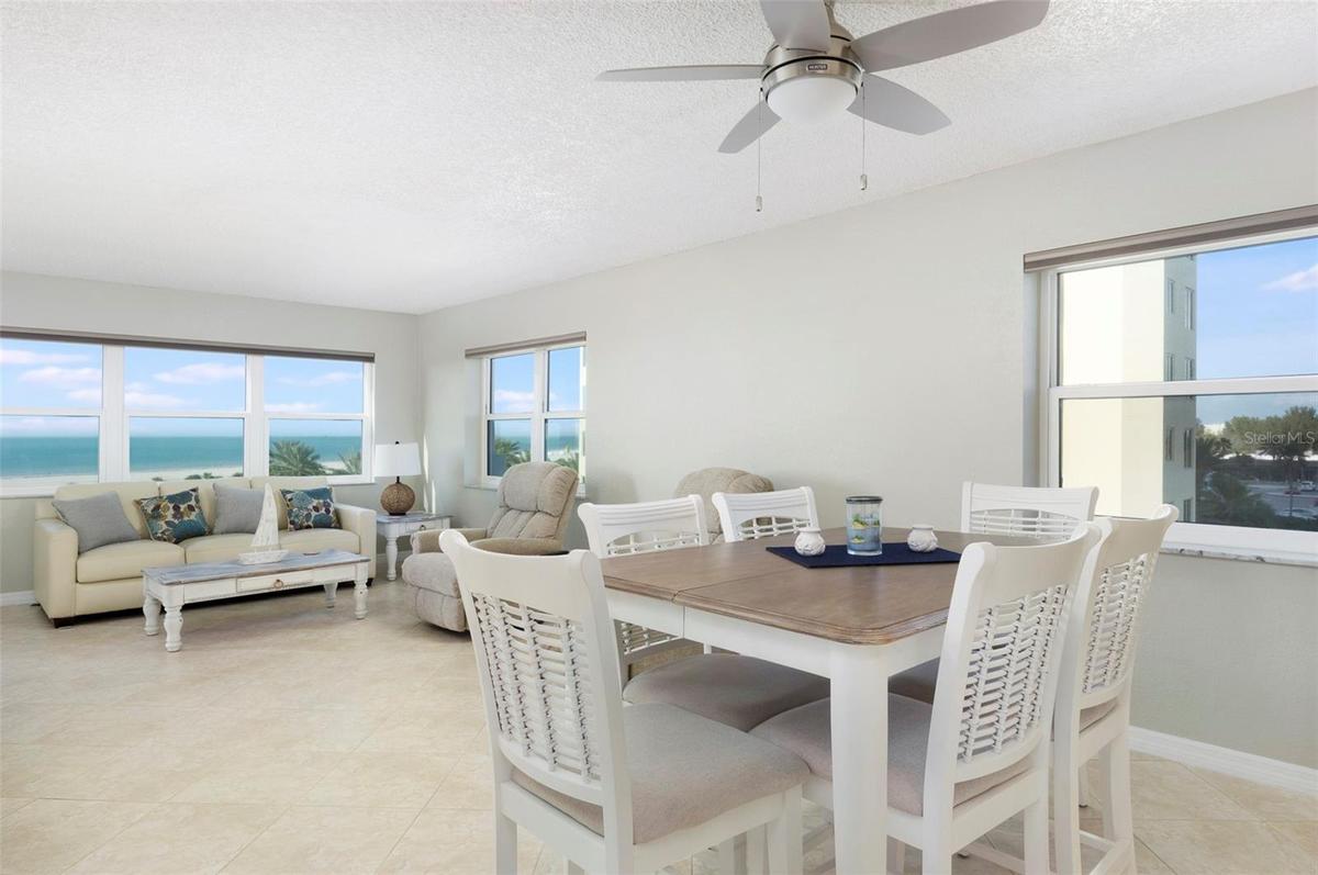 Dining/ Livingroom