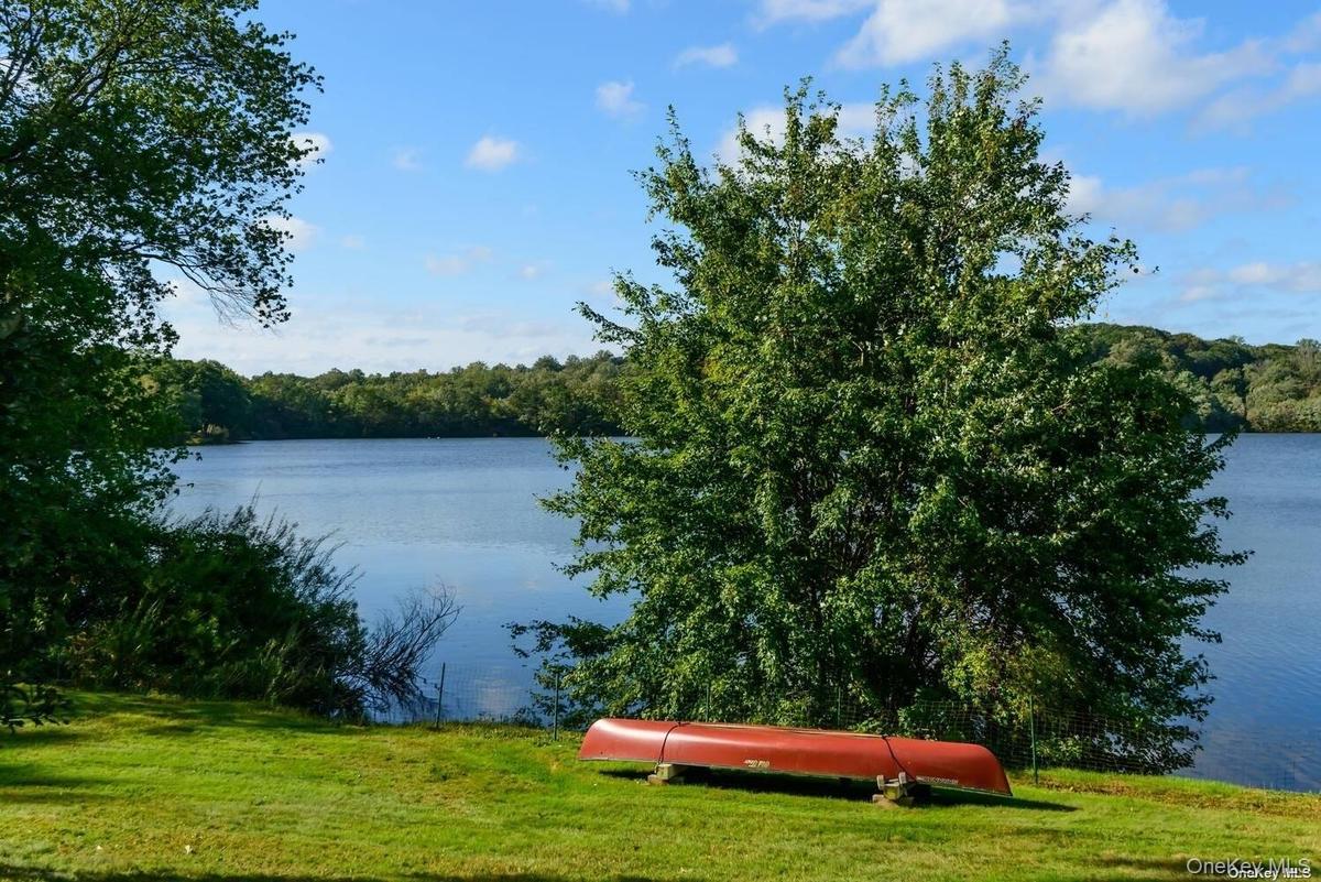 Beautiful Lakefront for Fishin and Canoe Activities
