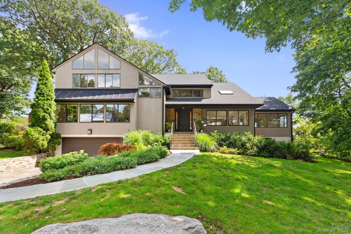 View of front of property featuring a front yard