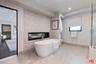 Soaking tub