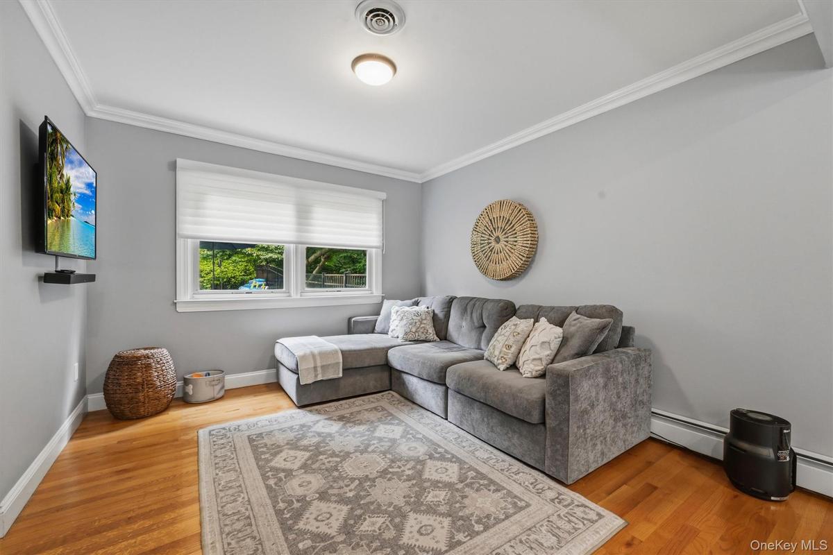 This room over looks the pool/patio and is a cozy spot to relaz