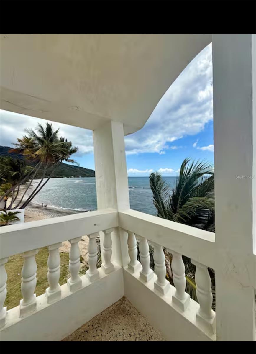 Balcón techado con vista al mar / Covered balcony with ocean view