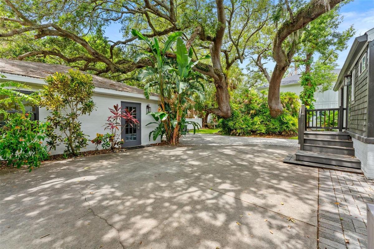 Detached garage