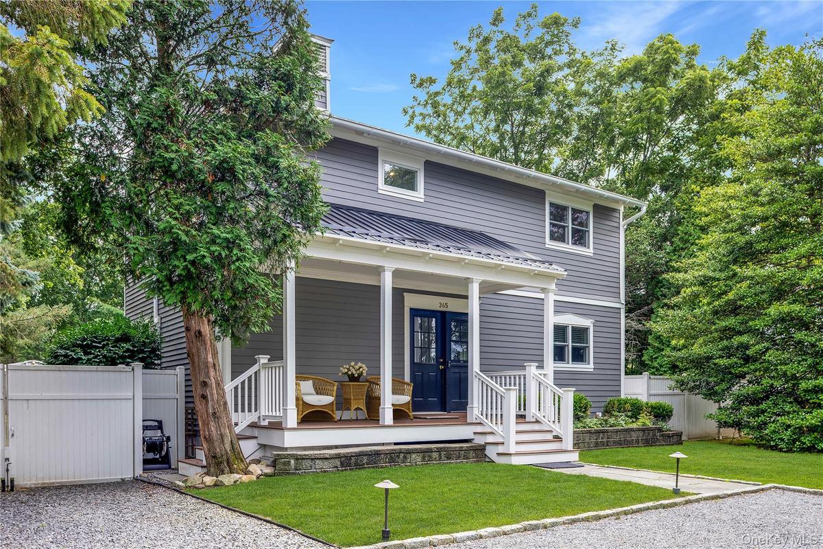 Front of home with a covered front porch
