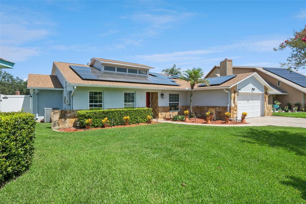 4 Bedrooms/2.5 Bathrooms/Pool/Screened In Covered Lanai/2 Car Garage