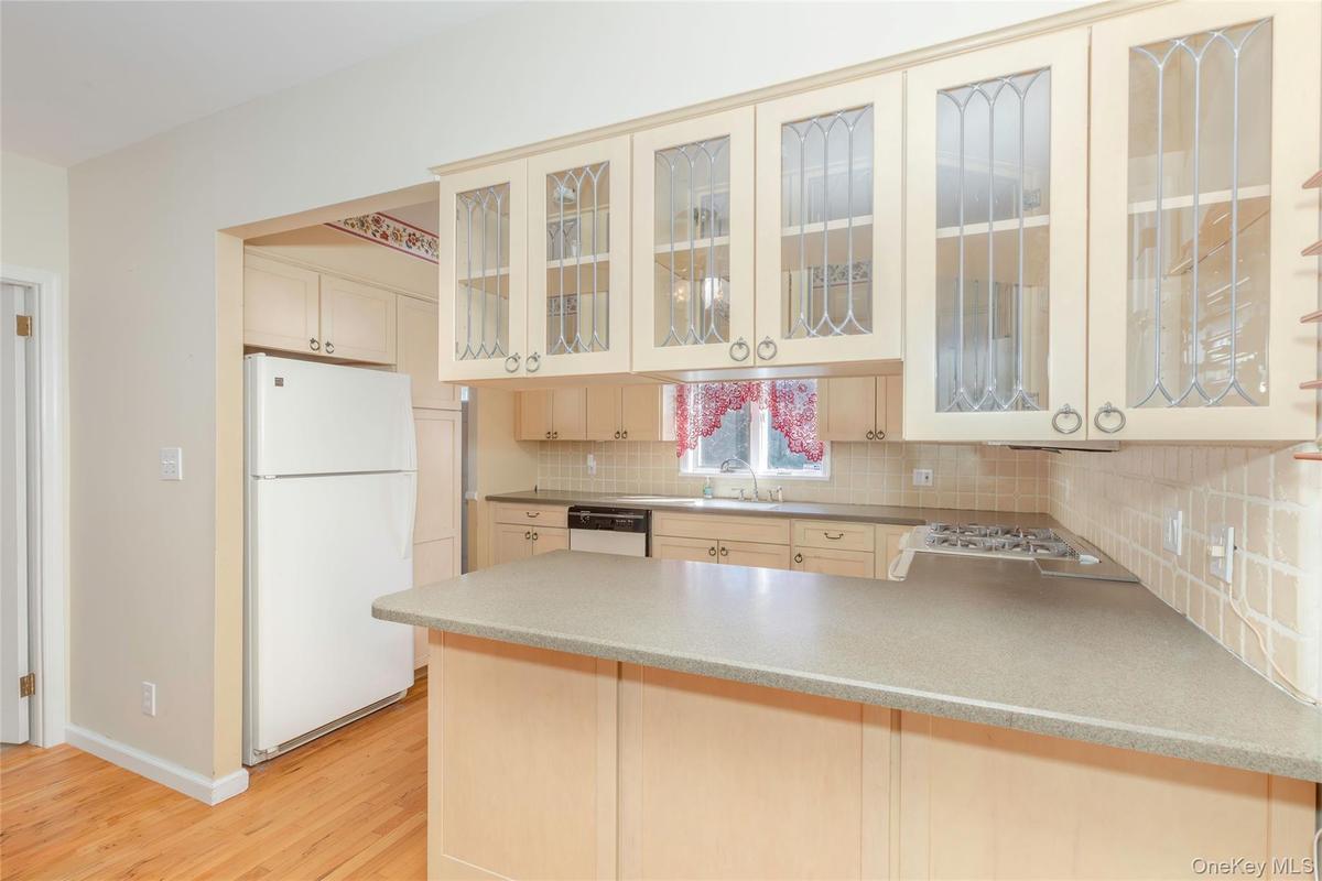 Breakfast bar into kitchen