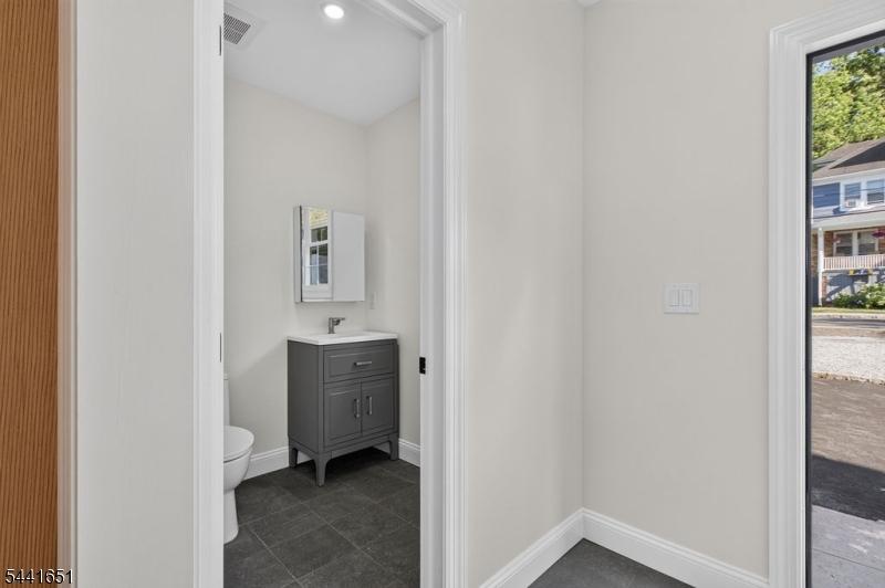 1/2 bath 1st fl/mud room