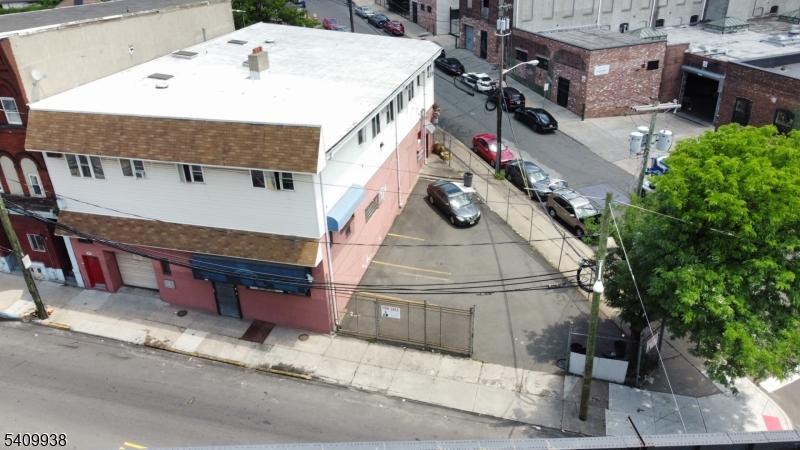 Front view+Parking Lot