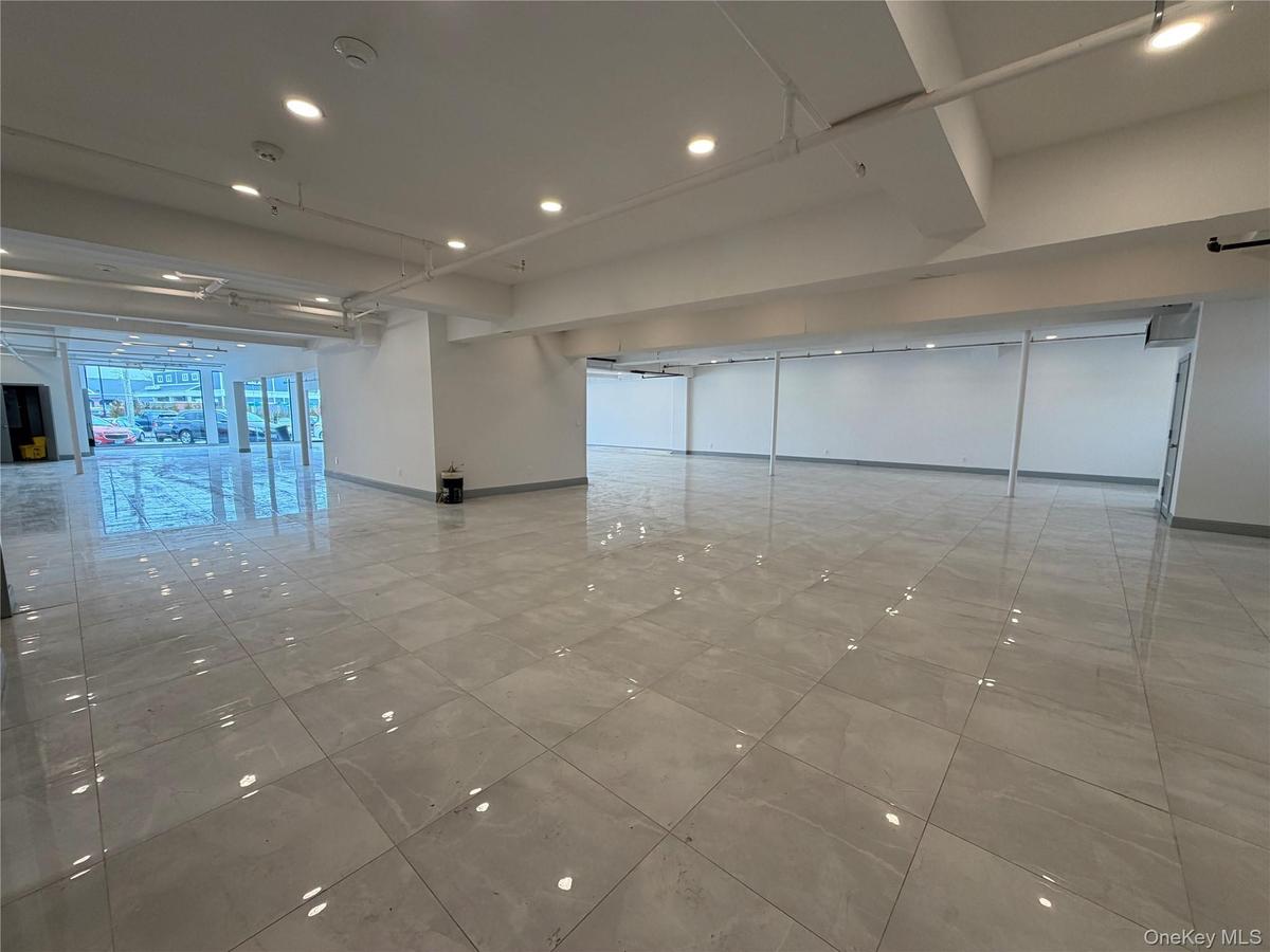 Unfurnished room with baseboards and recessed lighting