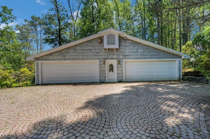 8 Car Detached Garage w/pavers