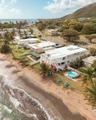 Vista aérea de la propiedad y la playa / Aerial of property & beach