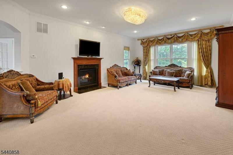 Great Room w 10ft Ceiling