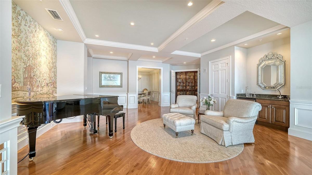 1205 GRAND SALON